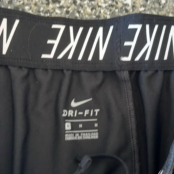 Nike M shorts - Picture 2 of 2